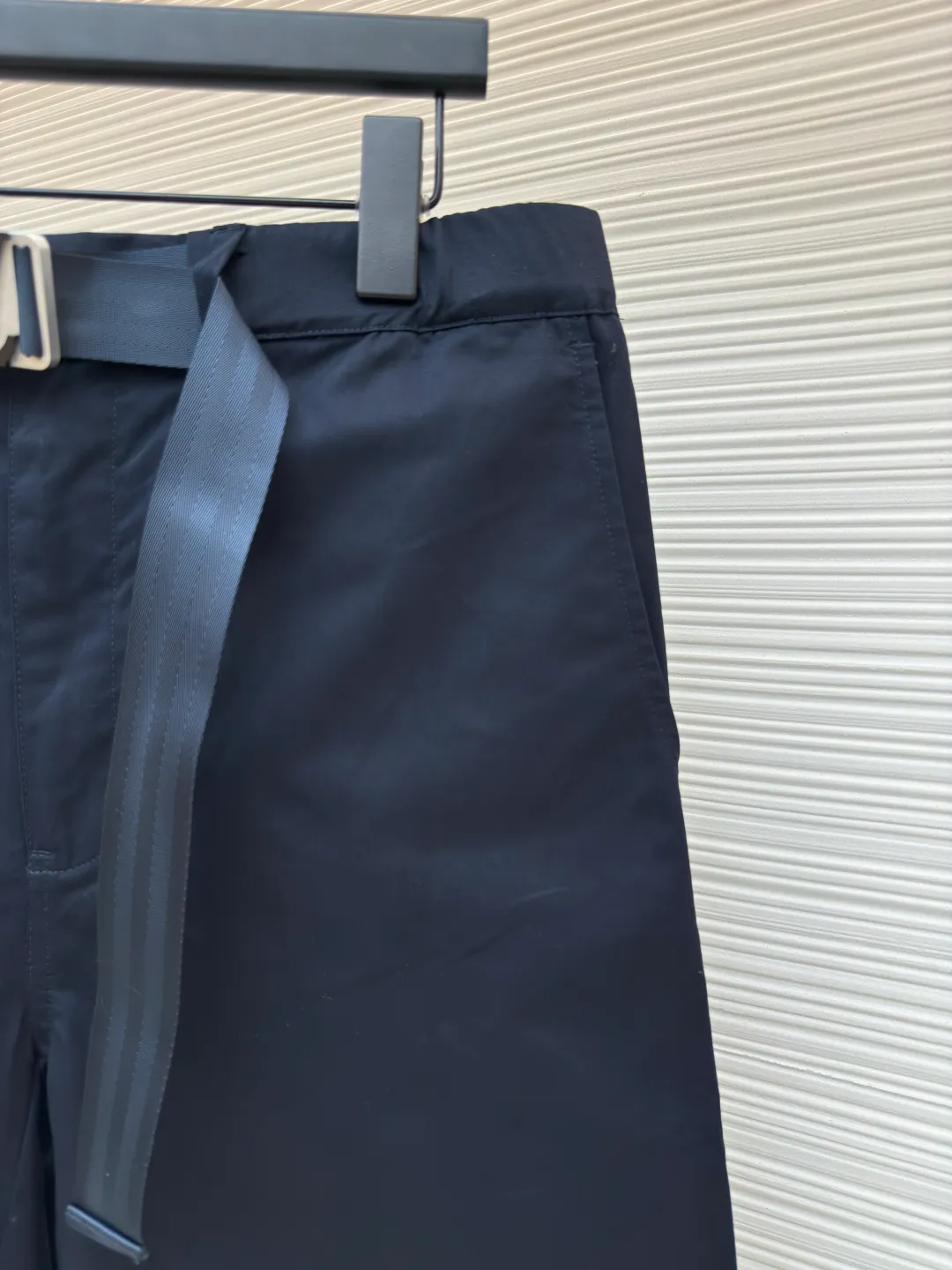 LOUIS VUITTON alloy waist button shorts ●Authentic product: 8000 purchased and developed ●Item number: 1680554-B05 ●Fabric: silk cotton fabric ●Technology: singeing ●Version: fitted version ●Weight: about 335 grams ●Size: 44-46-48-50 ●Description: The fabric is made of 60s*60s twill imitation Tencel cotton. The gray fabric is singed and then mercerized and then dyed in an air flow cylinder. The finished fabric has a satin luster like Tencel. It is matched with a small mesh lining made of 75D nylon. The mold is made to customize the aluminum alloy hardware. Six-hole screws are assembled manually. The aluminum alloy is tinned and colored by electroplaters. The surface shows brushed waterfall lines, and a rectangular puller with logo is used in the front and center. The overall wiring is straight and delicate, the fabric is comfortable and soft, and the color is consistent without color difference. It can be matched with the same style to create a fashionable look and control various occasions. Customized accessories, complete with three standards, same style for men and women!